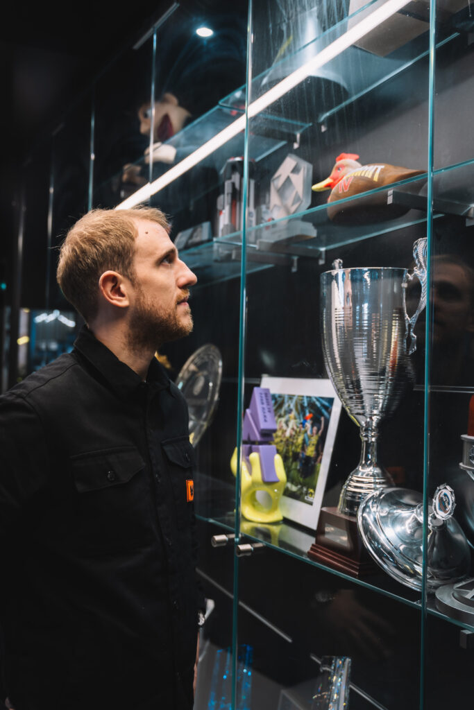 Nico Maurer looking at trophies. Image credits: Emma Volontier (@cocoricosun)